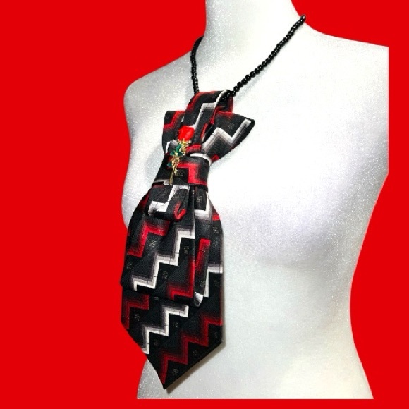 “Dainty Dapper”Stylish Zigzag Patterned Tie necklace with Rose Pin - Picture 4 of 4